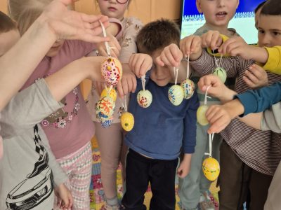 Maľovanie veľkonočných vajíčok 